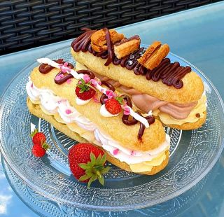 Dortík pavlova, choux, extra banánky čoko-banan, věneček s karamelem, dezert lotus a dezert malina. Sweet bar s Oxanou -...