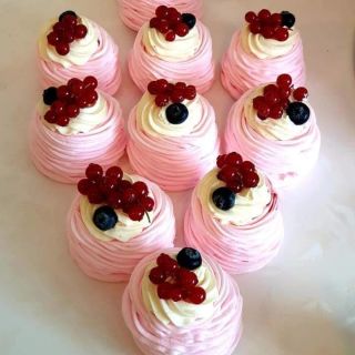 Dortík pavlova, choux, extra banánky čoko-banan, věneček s karamelem, dezert lotus a dezert malina. Sweet bar s Oxanou -...